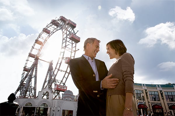 Vienna-Ferris-Wheel-Couple_Blog_600x400